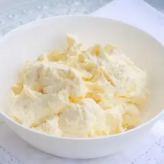 Gotowy do użycia, puszysty krem budyniowy w białej misce. Idealny, by dowiedzieć się, jak zrobić samemu krem budyniowy.