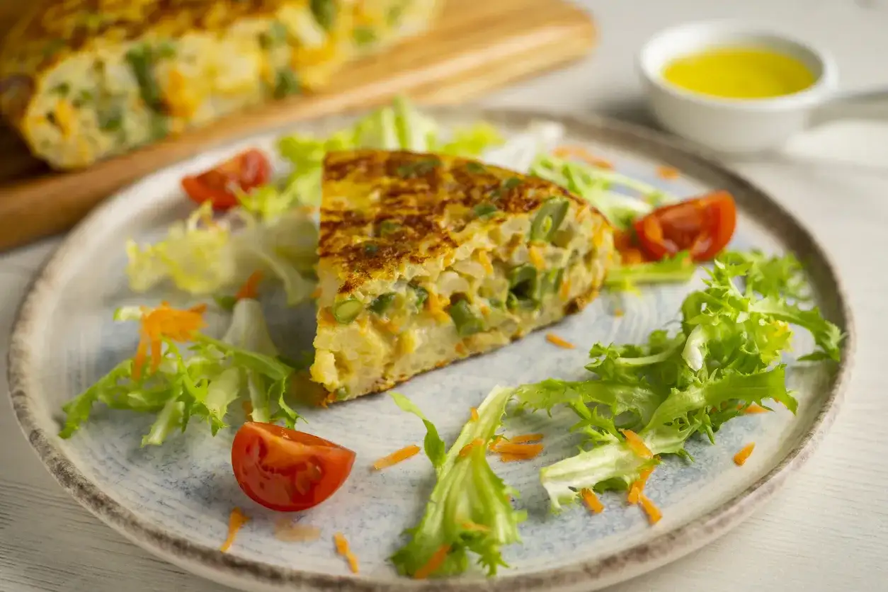 Pieczony omlet na obiad - jak dobrać proporcje i dodatki?
