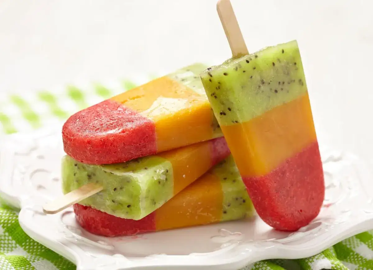 Kolorowe, warstwowe lody na patyku, idealne na lato. Najprostsze lody domowe z kiwi, mango i truskawkami.