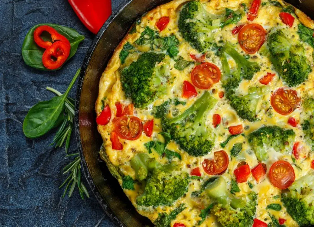 Pyszny omlet z piekarnika z brokułami, pomidorkami i papryką. Idealny na zdrowe śniadanie lub lekki obiad.